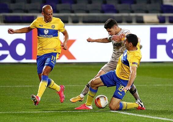 מנור סולומון עובר את ההגנה הצהובה ביפו // צילום: אלן שיבר